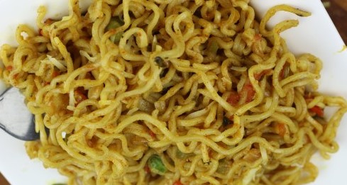 Veg Fried Maggi Recipe In Hindi/ वेज फ्राइड मैगी बनाने की रेसिपी हिंदी में
